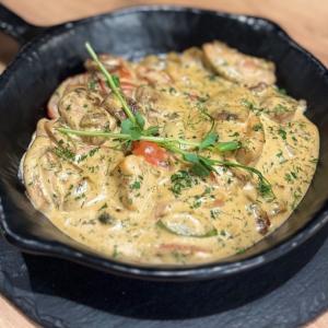 Пательня із курячим мʼясом у вершках