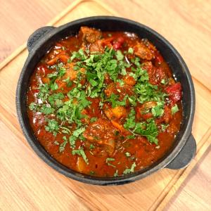 Томлена баранина з овочами