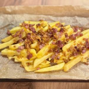 Картопля фрі з беконом в сирному соусі